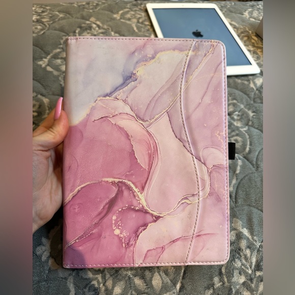 EUC Apple iPad Silver 5th generation 128GB model A1823 wifi + LTE Accessories - Picture 9 of 12